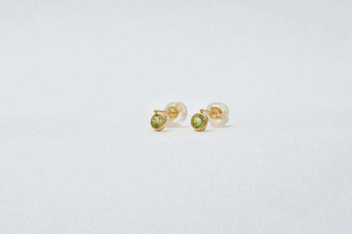 ペリドットをあしらったK18イエローゴールドピアス 3