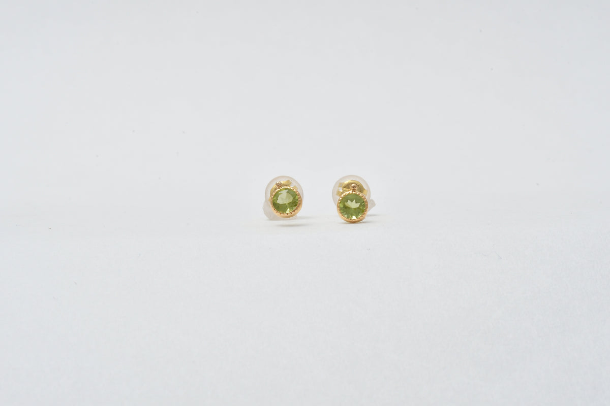 ペリドットをあしらったK18イエローゴールドピアス 2