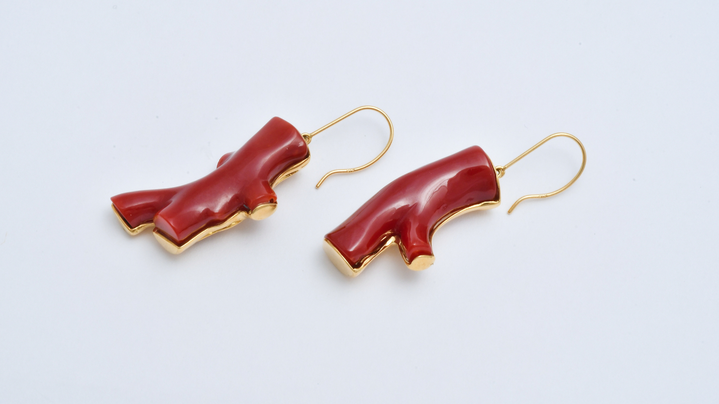 本赤サンゴをあしらったK18イエローゴールドピアス