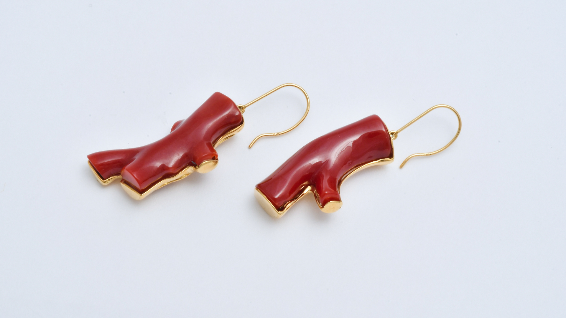 本赤サンゴをあしらったK18イエローゴールドピアス