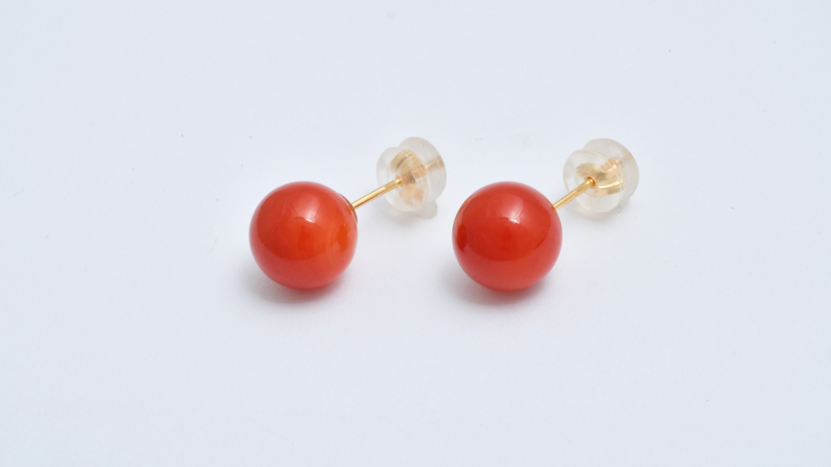 本赤サンゴをあしらったK18イエローゴールドピアス 2