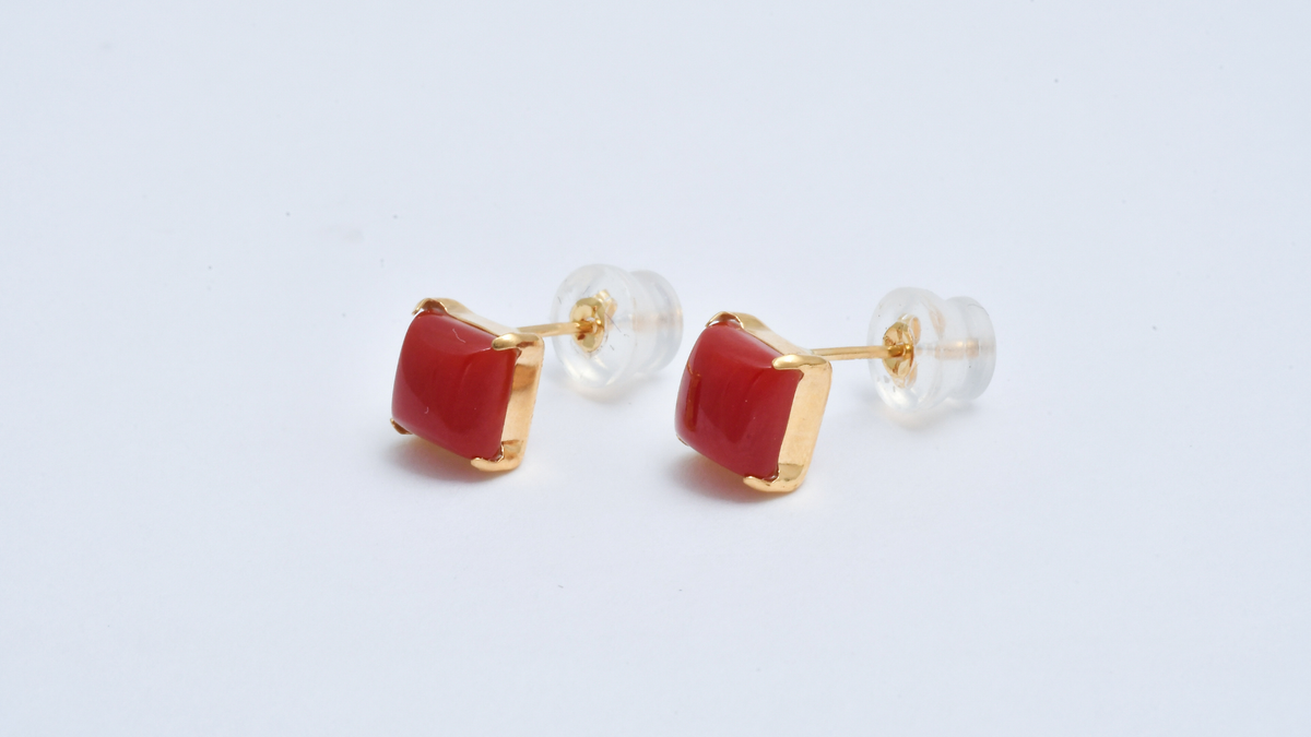 血赤サンゴをあしらったK18イエローゴールドピアス 2